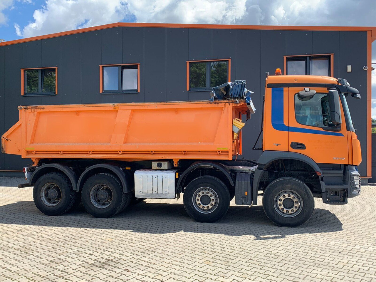 Mercedes-Benz Arocs 3243 8x4 Dreiseitenkipper mit Bordmatik - Kipper vrachtwagen: afbeelding 2 Mercedes-Benz Arocs 3243 8x4 Dreiseitenkipper mit Bordmatik - Kipper vrachtwagen: afbeelding 2