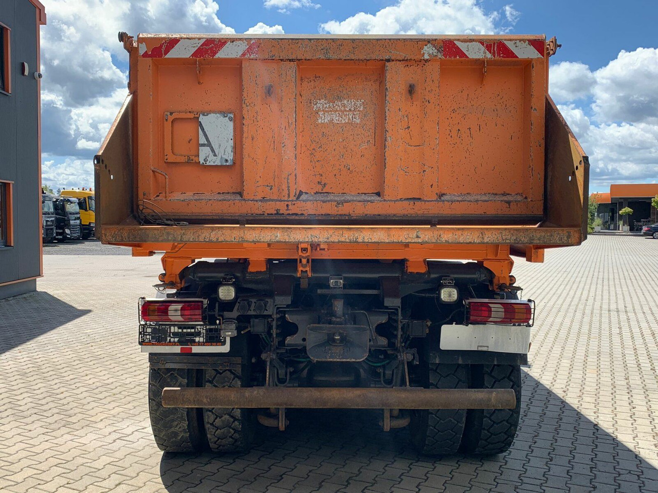 Mercedes-Benz Arocs 3243 8x4 Dreiseitenkipper mit Bordmatik - Kipper vrachtwagen: afbeelding 4 Mercedes-Benz Arocs 3243 8x4 Dreiseitenkipper mit Bordmatik - Kipper vrachtwagen: afbeelding 4