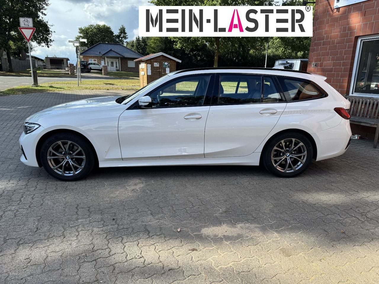BMW 320 d xDrive touring Sport Line shadow AHK - Stationwagen: afbeelding 4 BMW 320 d xDrive touring Sport Line shadow AHK - Stationwagen: afbeelding 4