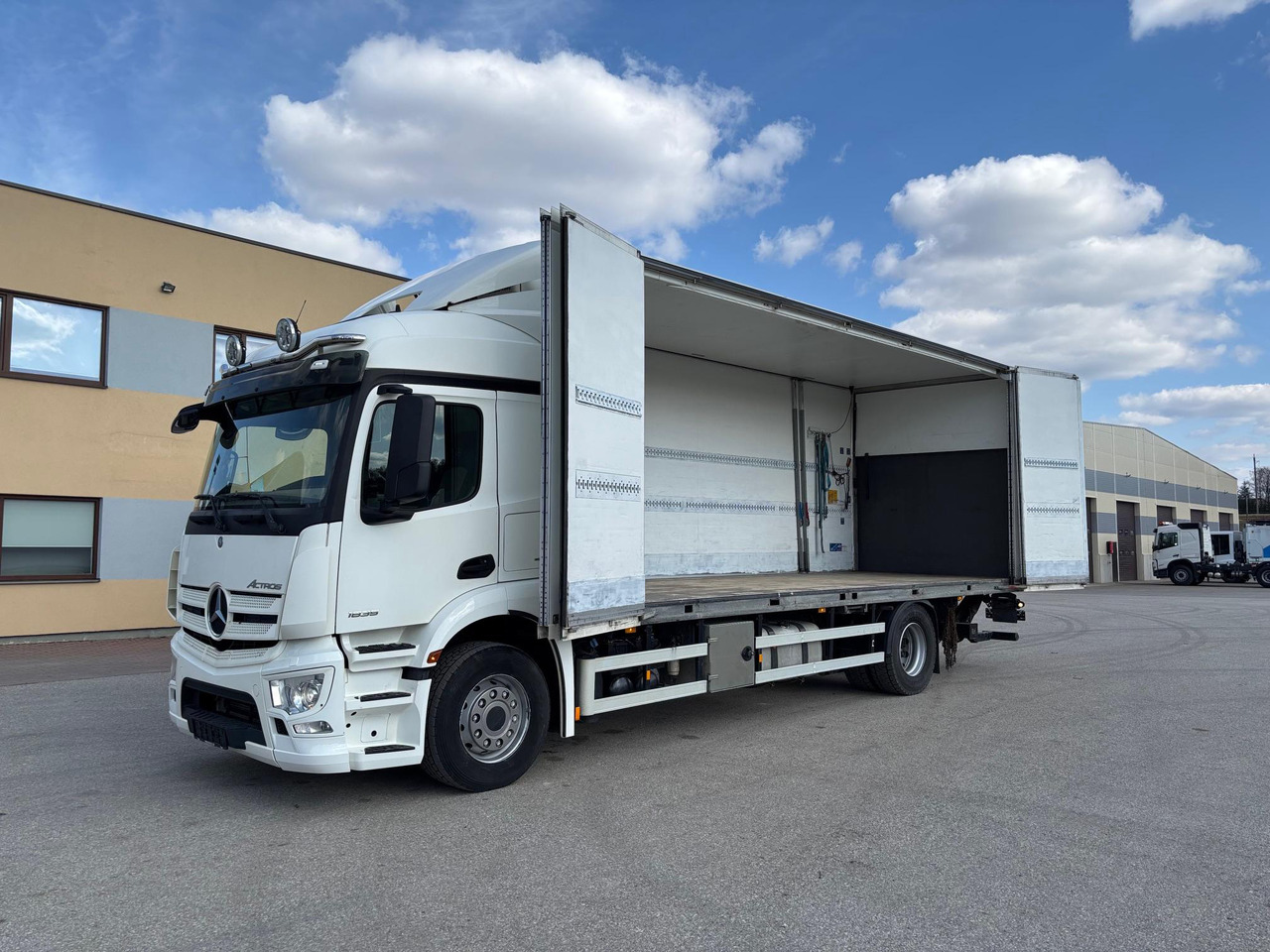 MERCEDES-BENZ ACTROS 1835 - Bakwagen: afbeelding 2 MERCEDES-BENZ ACTROS 1835 - Bakwagen: afbeelding 2