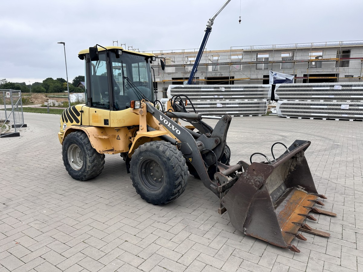 VOLVO L 30 B PRO 3er Kreis Klappschaufel+Palettengabel - Wiellader: afbeelding 4 VOLVO L 30 B PRO 3er Kreis Klappschaufel+Palettengabel - Wiellader: afbeelding 4