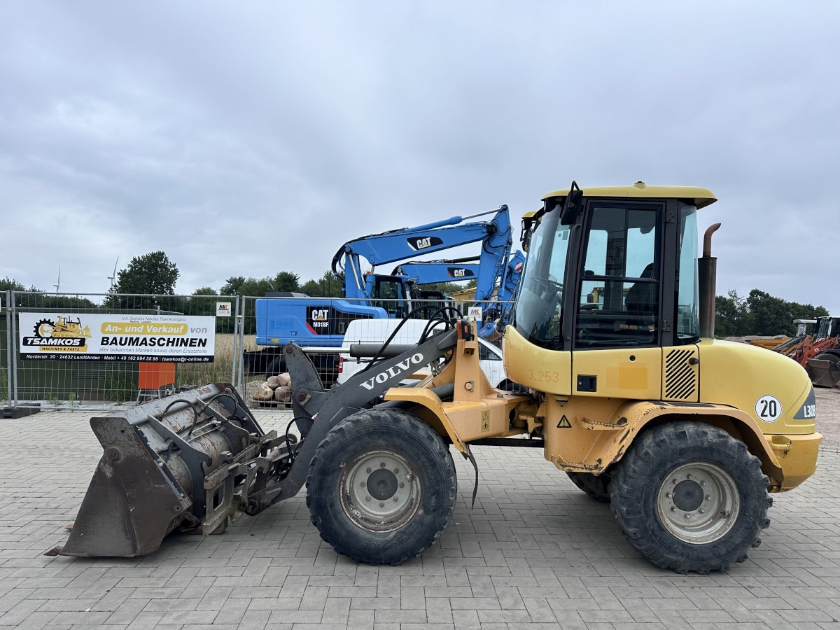 VOLVO L 30 B PRO 3er Kreis Klappschaufel+Palettengabel - Wiellader: afbeelding 1 VOLVO L 30 B PRO 3er Kreis Klappschaufel+Palettengabel - Wiellader: afbeelding 1