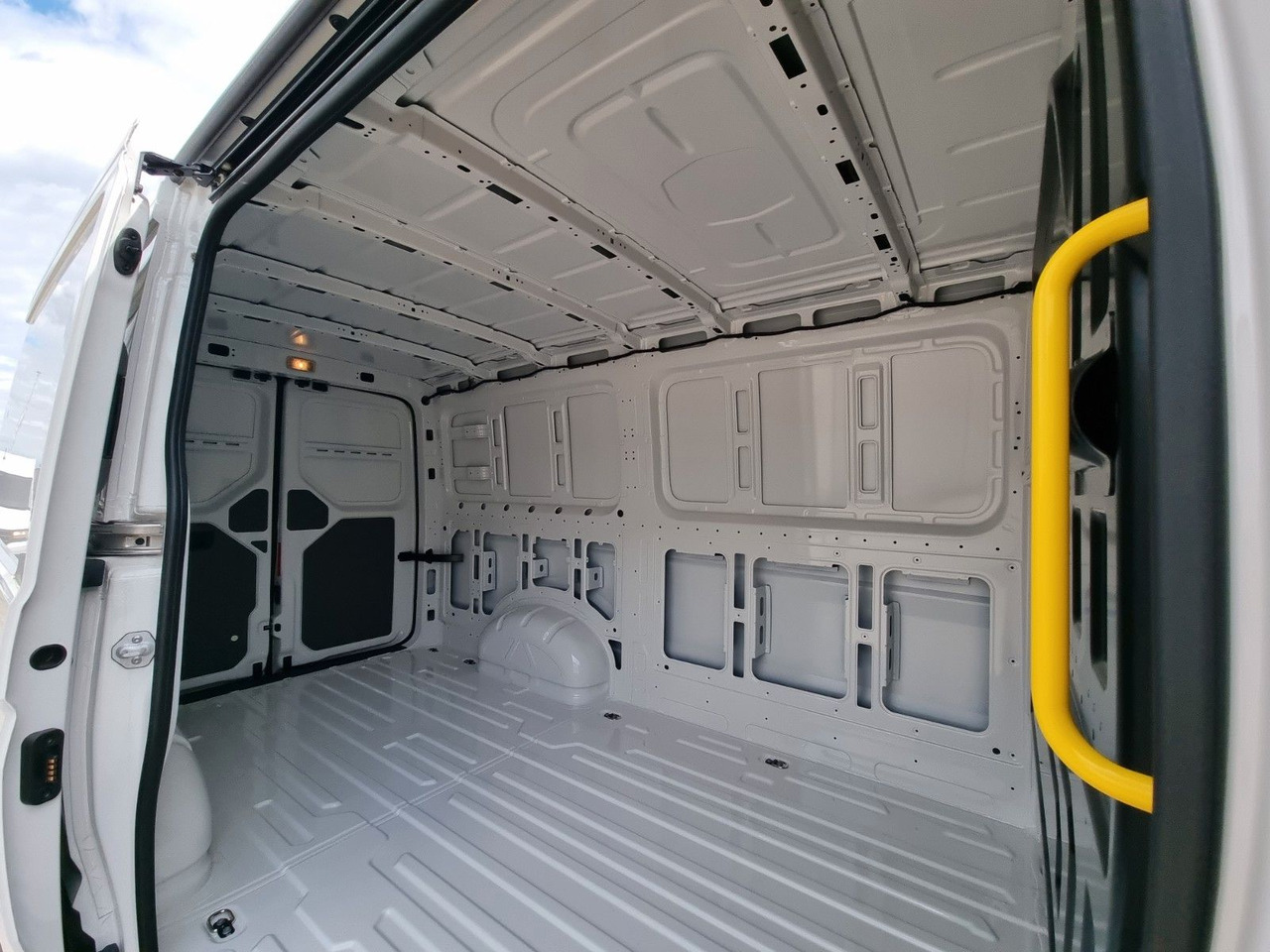 Gesloten bestelwagen Volkswagen Crafter 35 L3H2 140 PS MJ 2025 Lager: afbeelding 14