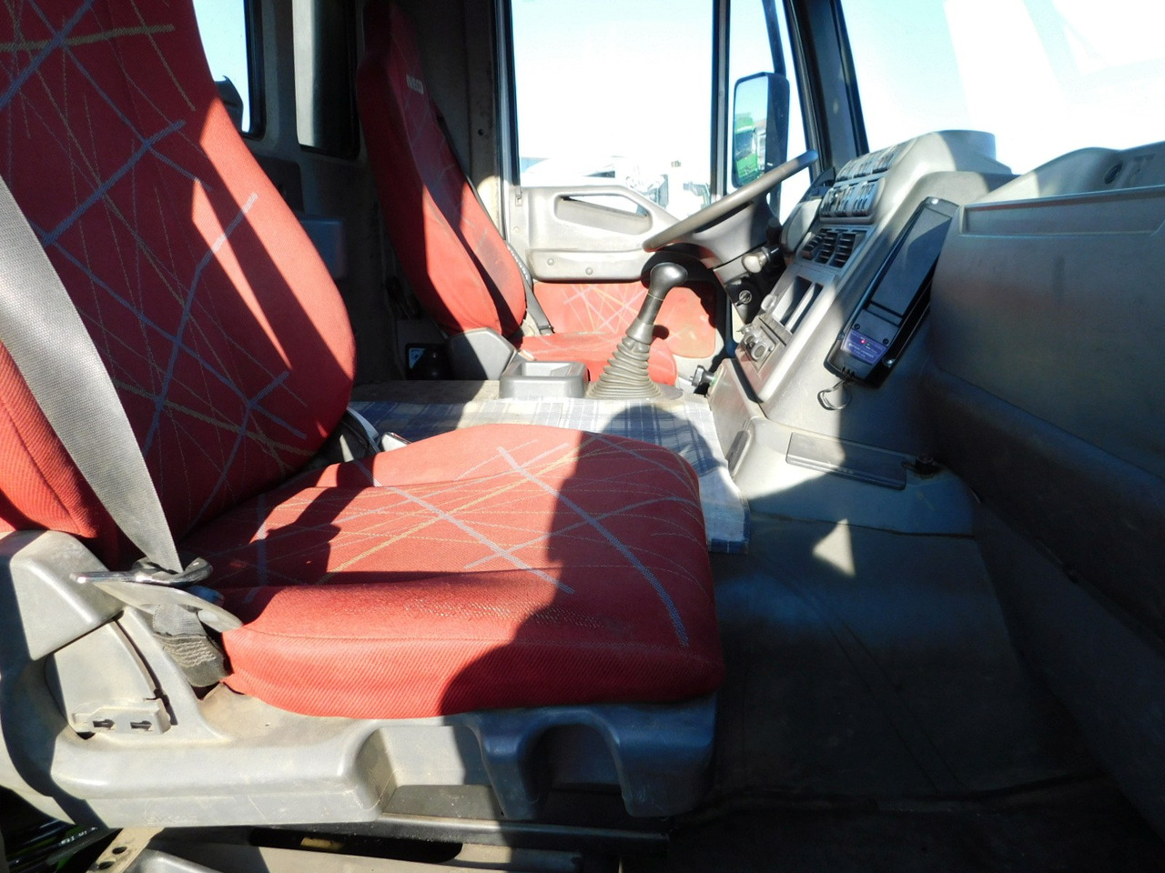 Iveco Magirus trakker - Vrachtwagen met open laadbak, Kraanwagen: afbeelding 5 Iveco Magirus trakker - Vrachtwagen met open laadbak, Kraanwagen: afbeelding 5