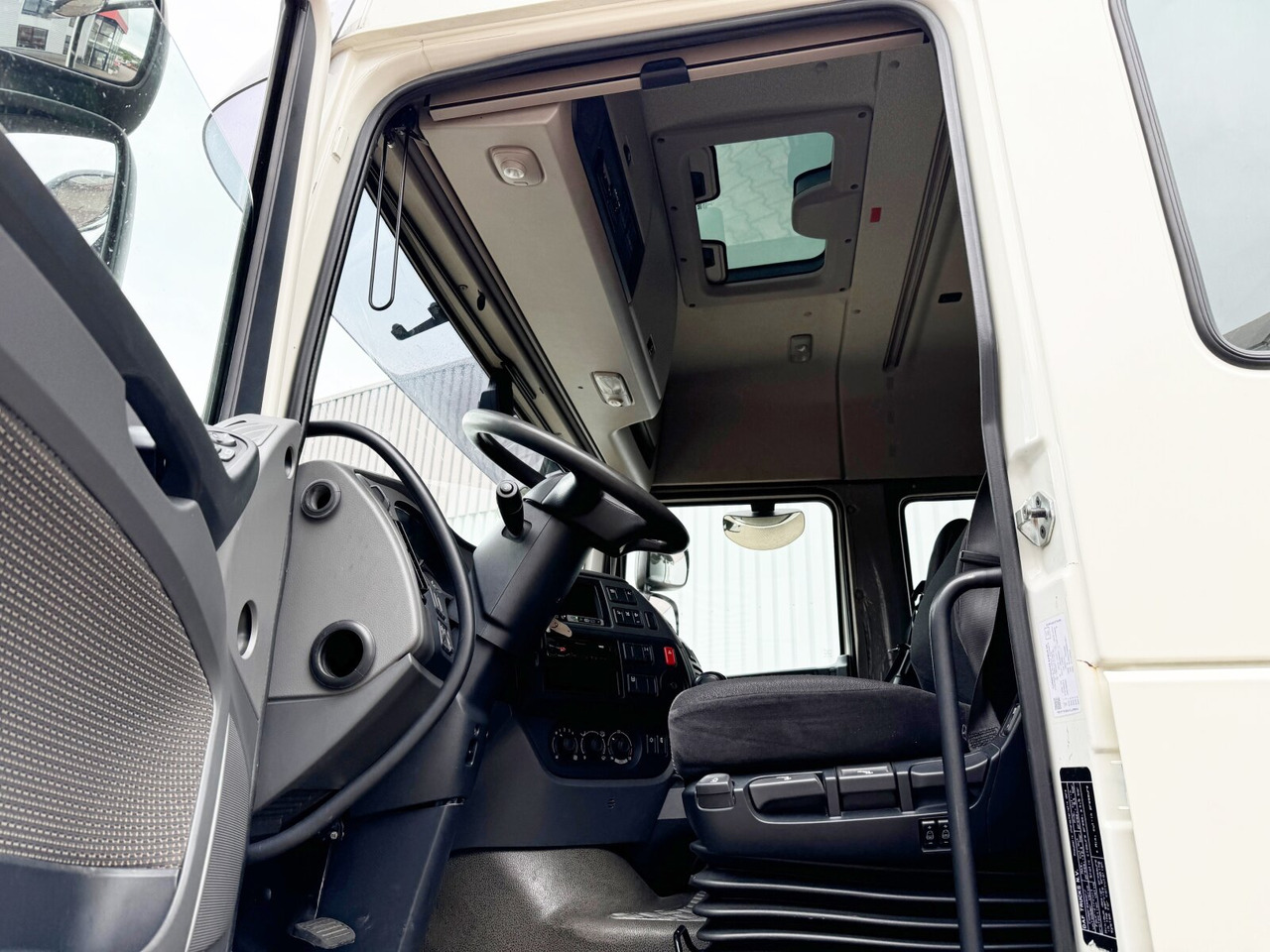 DAF XF 410 FA 4x2 XF 410 FA 4x2, Fahrschule, 2x AHK, 6 Sitze - Vrachtwagen met open laadbak: afbeelding 2 DAF XF 410 FA 4x2 XF 410 FA 4x2, Fahrschule, 2x AHK, 6 Sitze - Vrachtwagen met open laadbak: afbeelding 2