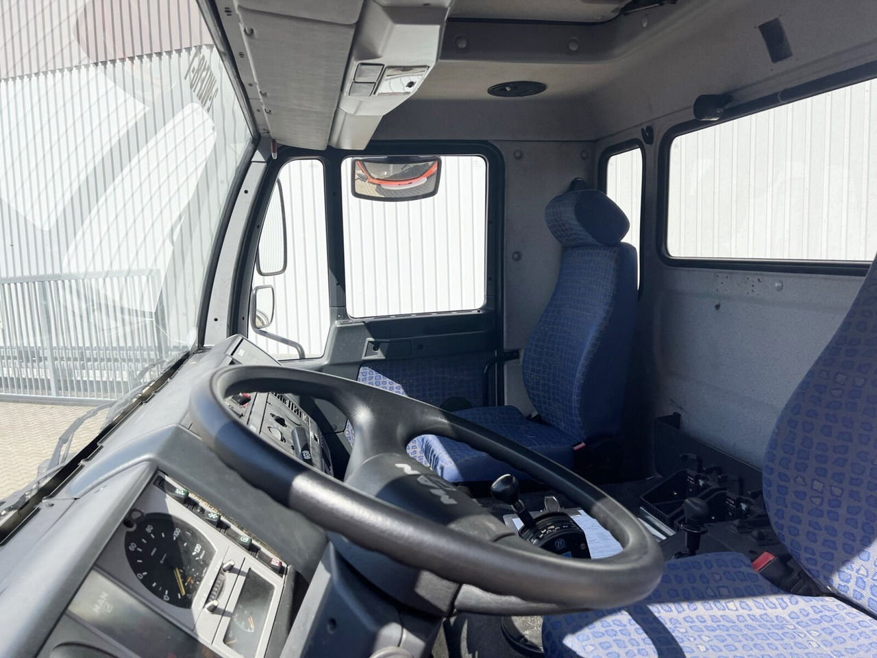 MAN 25/18.284 6x2-4 LL 25/18.284 6x2-4 LL,Kran HMF 1113 K3, Funk, Retarder - Haakarmsysteem vrachtwagen, Kraanwagen: afbeelding 5 MAN 25/18.284 6x2-4 LL 25/18.284 6x2-4 LL,Kran HMF 1113 K3, Funk, Retarder - Haakarmsysteem vrachtwagen, Kraanwagen: afbeelding 5