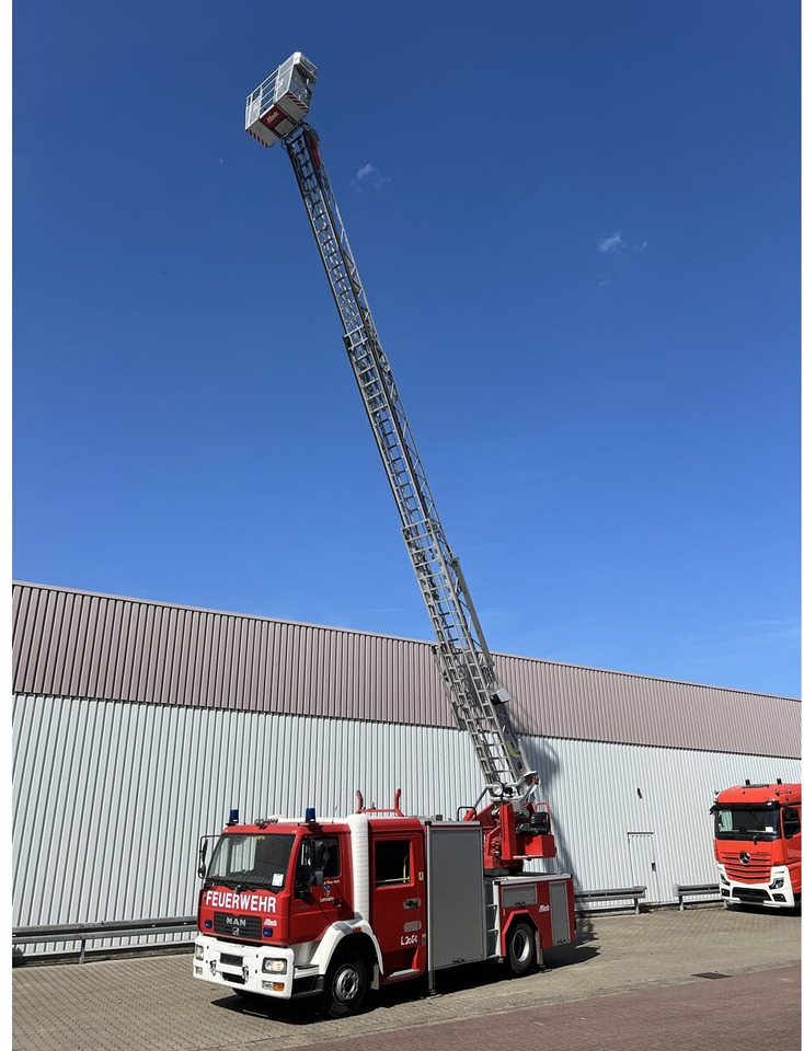 MAN LE 15.255 4x2 LLC Doka, Metz DLA-K 12/9 Drehleiter LE 15.255 4x2 LLC Doka, Metz DLA-K 12/9 Feuerwehr Drehleiter - Ambulance: afbeelding 1 MAN LE 15.255 4x2 LLC Doka, Metz DLA-K 12/9 Drehleiter LE 15.255 4x2 LLC Doka, Metz DLA-K 12/9 Feuerwehr Drehleiter - Ambulance: afbeelding 1