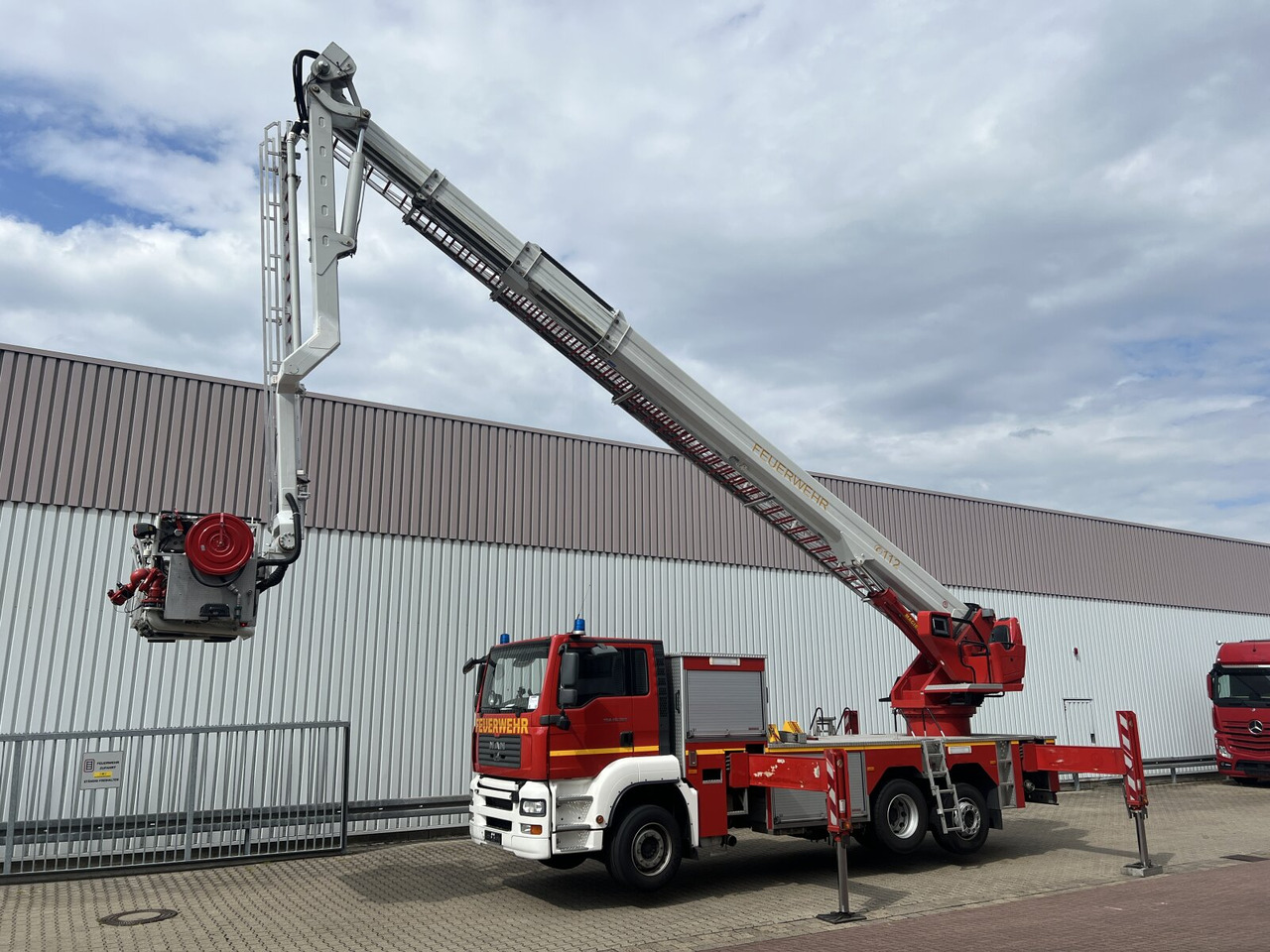 MAN TGA 26.360 6x2-2 LL, Magirus ALP 375 TGA 26.360 6x2-2 LL, Magirus ALP 375 - Ambulance: afbeelding 1 MAN TGA 26.360 6x2-2 LL, Magirus ALP 375 TGA 26.360 6x2-2 LL, Magirus ALP 375 - Ambulance: afbeelding 1