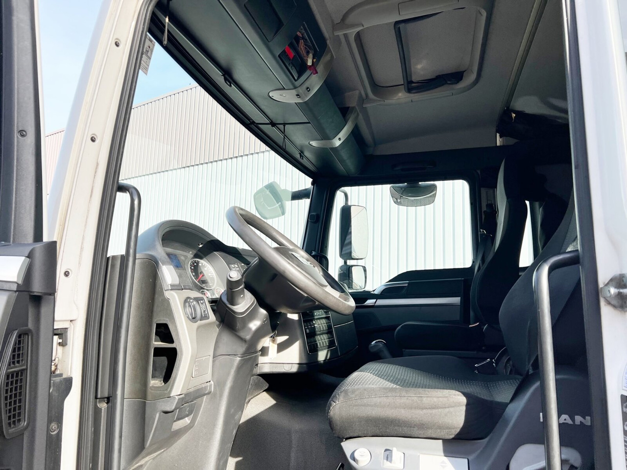 MAN TGL 12.220 4X2 BL TGL 12.220 4X2 BL mit Dhollandia LBW - Bakwagen: afbeelding 2 MAN TGL 12.220 4X2 BL TGL 12.220 4X2 BL mit Dhollandia LBW - Bakwagen: afbeelding 2