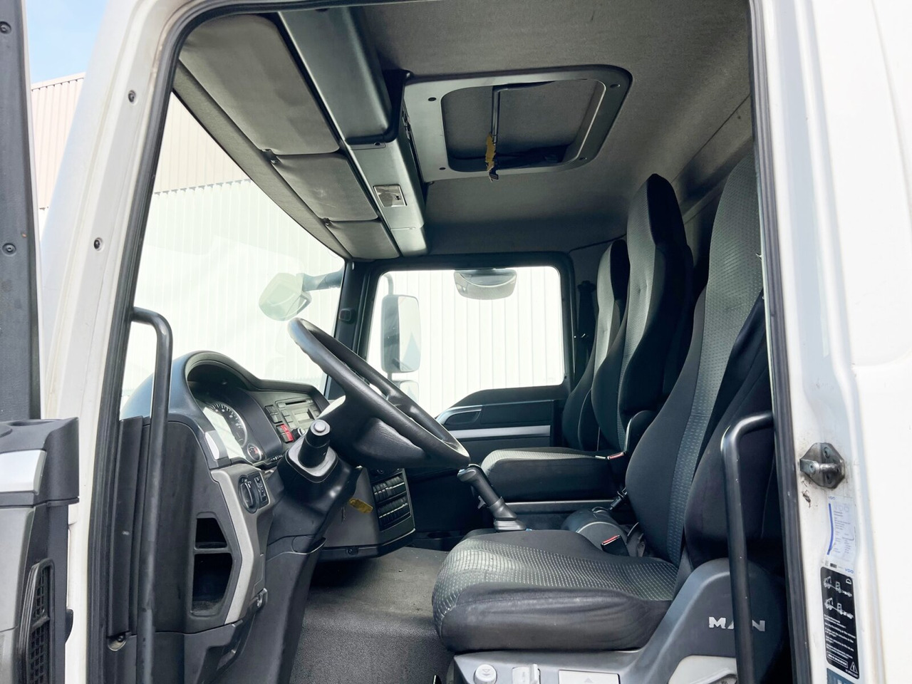 MAN TGL 12.250/340 4X2 BL TGL 12.250/340 4X2 BL mit Dhollandia LBW, 42 cbm - Bakwagen: afbeelding 3 MAN TGL 12.250/340 4X2 BL TGL 12.250/340 4X2 BL mit Dhollandia LBW, 42 cbm - Bakwagen: afbeelding 3