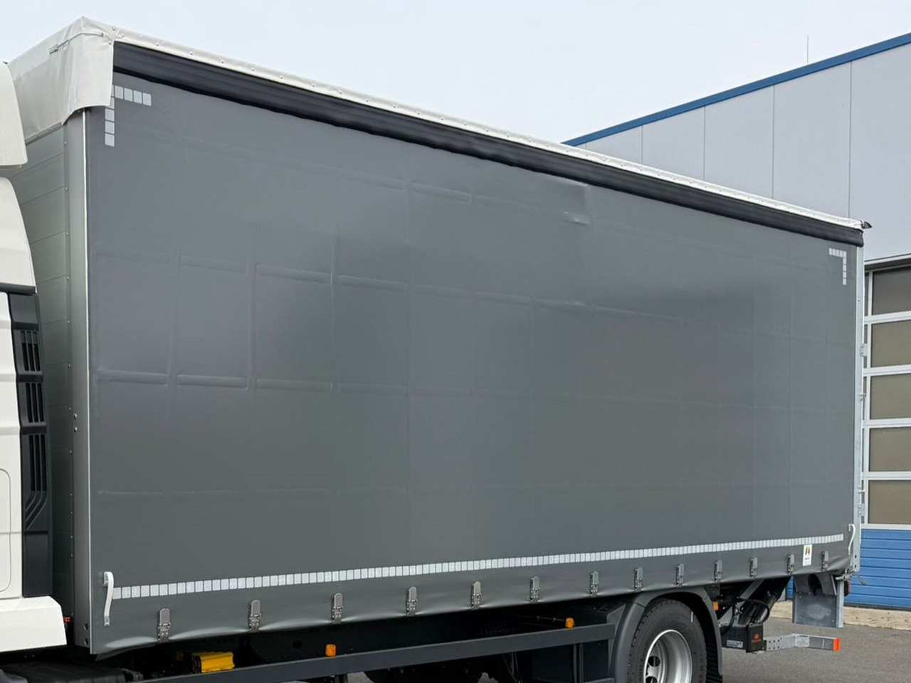 Mercedes-Benz Actros 1827/30 L 4x2 Actros 1827/30 L 4x2, Gardine, LBW - Vrachtwagen met open laadbak: afbeelding 4 Mercedes-Benz Actros 1827/30 L 4x2 Actros 1827/30 L 4x2, Gardine, LBW - Vrachtwagen met open laadbak: afbeelding 4