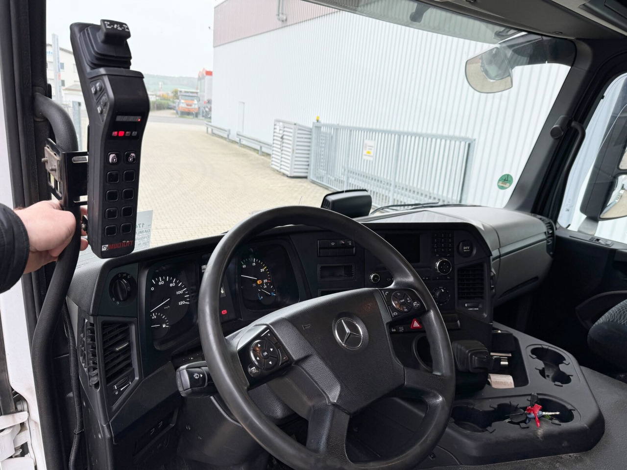 Mercedes-Benz Antos 2536/43 L 6x2 Antos 2536/43 L 6x2, Liftachse, Hiab XR 21S61 bis 7 m Container - Haakarmsysteem vrachtwagen: afbeelding 4 Mercedes-Benz Antos 2536/43 L 6x2 Antos 2536/43 L 6x2, Liftachse, Hiab XR 21S61 bis 7 m Container - Haakarmsysteem vrachtwagen: afbeelding 4