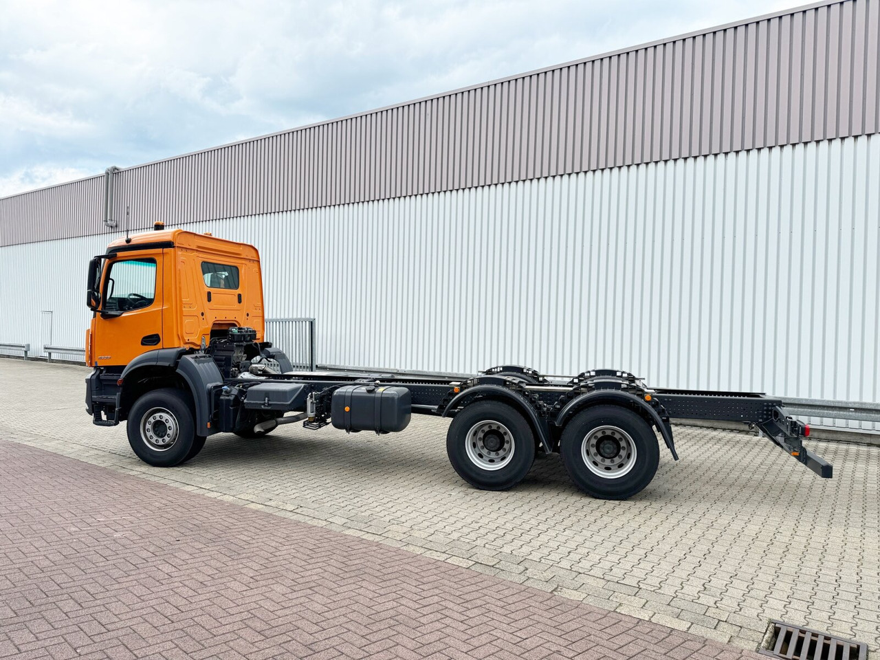 Mercedes-Benz Arocs 2633 6x4, Automatik, 2x Nebenantrieb Arocs 2633 6x4, 2x Nebenantrieb - Chassis vrachtwagen: afbeelding 2 Mercedes-Benz Arocs 2633 6x4, Automatik, 2x Nebenantrieb Arocs 2633 6x4, 2x Nebenantrieb - Chassis vrachtwagen: afbeelding 2