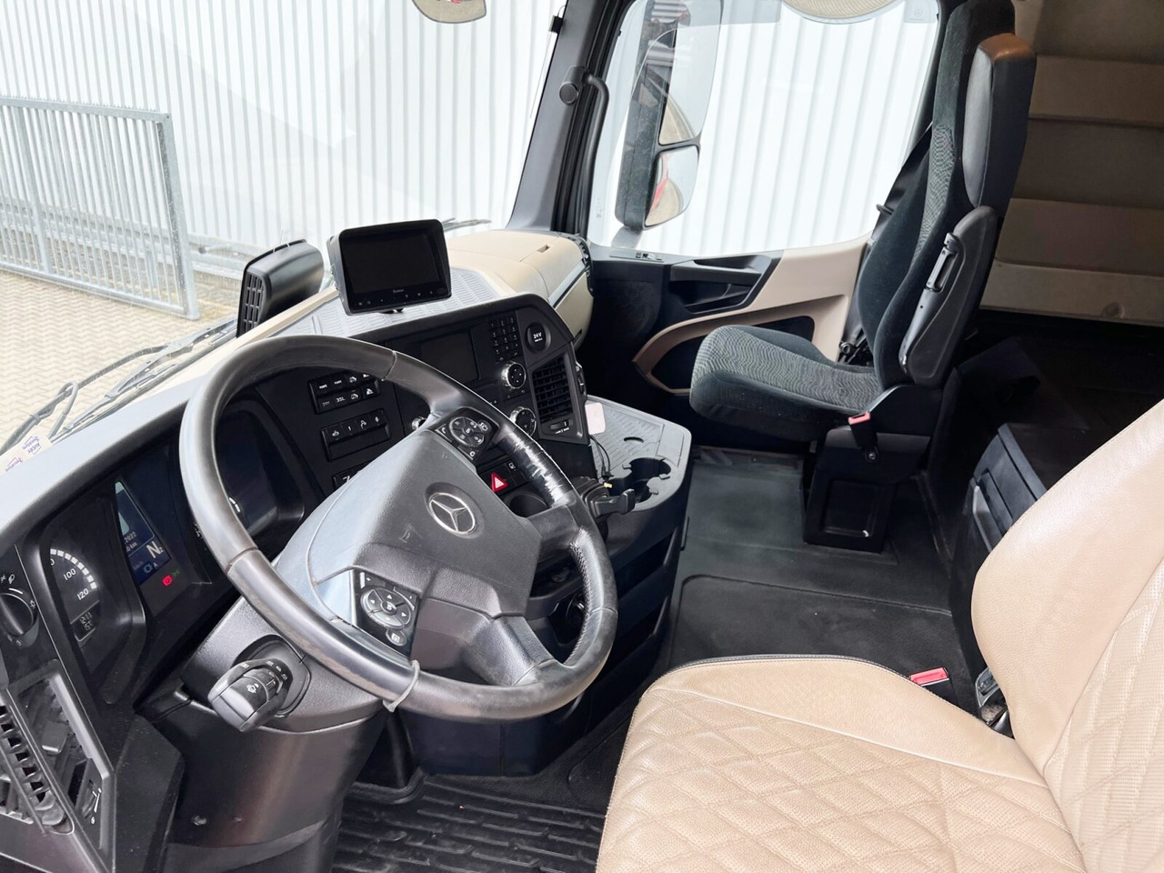 Mercedes-Benz Arocs 3263 8x4/4 Arocs 3263 8x4/4, Retarder, Stahlmulde ca.14m³, Hydr. Heckklappe - Kipper vrachtwagen: afbeelding 5 Mercedes-Benz Arocs 3263 8x4/4 Arocs 3263 8x4/4, Retarder, Stahlmulde ca.14m³, Hydr. Heckklappe - Kipper vrachtwagen: afbeelding 5
