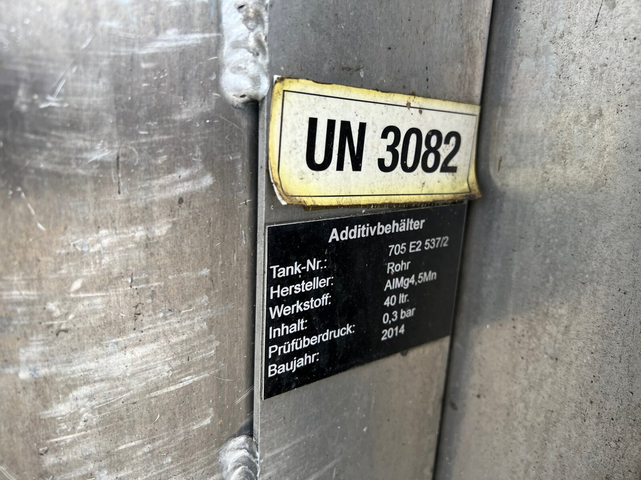 R450 4x2 R450 4x2, Retarder, ADR, Rohr Tank, ca. 14400l - Tankwagen: afbeelding 2 R450 4x2 R450 4x2, Retarder, ADR, Rohr Tank, ca. 14400l - Tankwagen: afbeelding 2