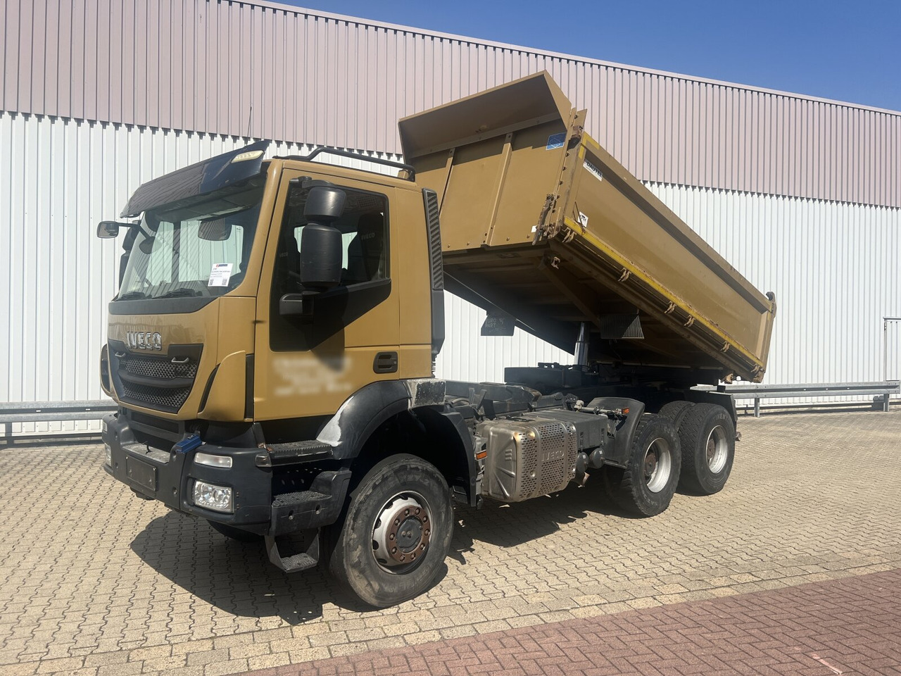 Trakker AD260T45W 6x6 Trakker AD260T45W 6x6 - Kipper vrachtwagen: afbeelding 1 Trakker AD260T45W 6x6 Trakker AD260T45W 6x6 - Kipper vrachtwagen: afbeelding 1