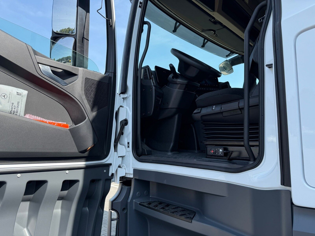 Mercedes-Benz Actros 1845 LSnRL 4x2 Actros 1845 LSnRL 4x2, Retarder, Volumer, MultimediaCockpit, Navi - Trekker: afbeelding 4 Mercedes-Benz Actros 1845 LSnRL 4x2 Actros 1845 LSnRL 4x2, Retarder, Volumer, MultimediaCockpit, Navi - Trekker: afbeelding 4