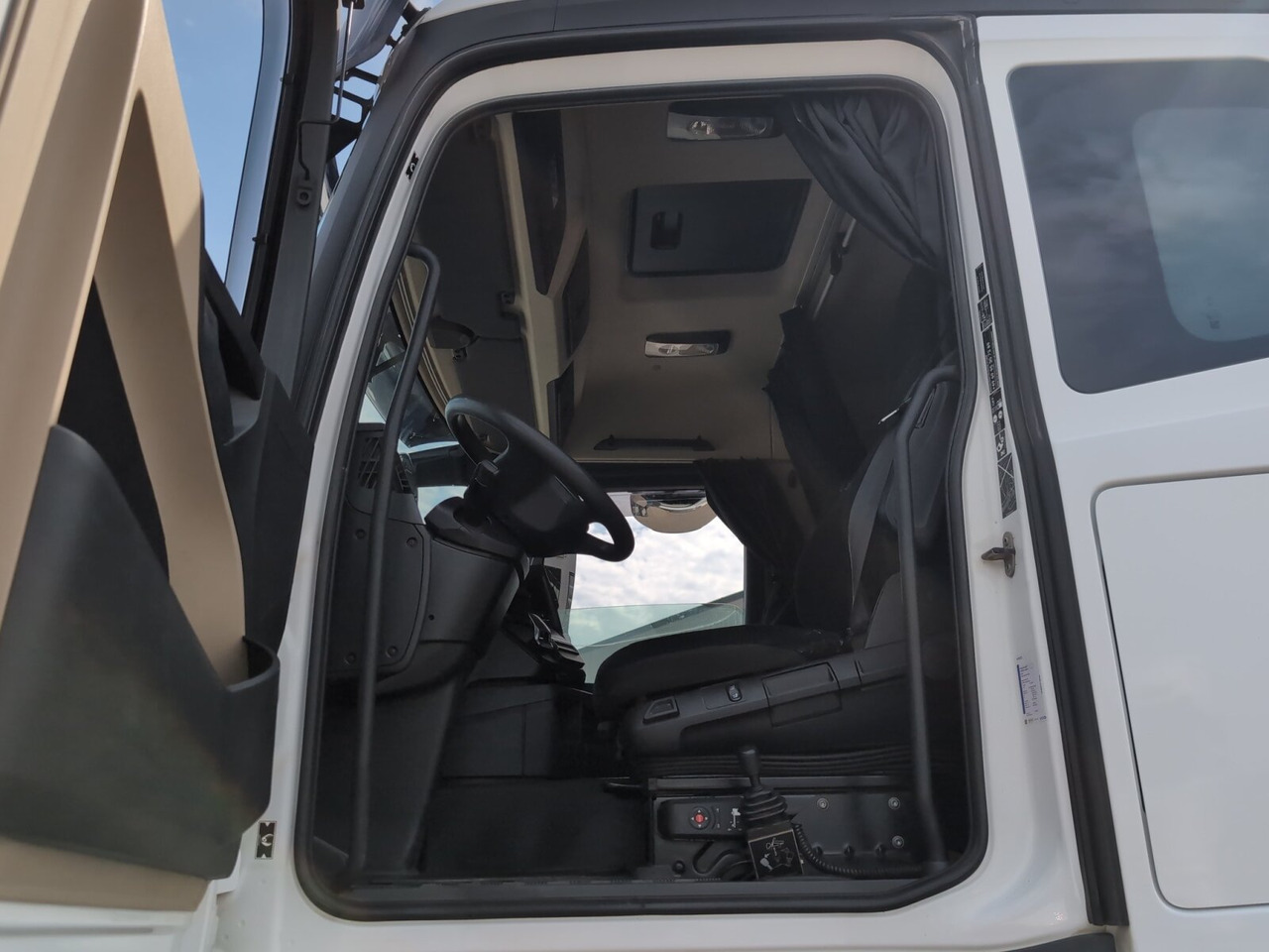 Mercedes-Benz Actros 2148 LS 4x4 HAD Actros 2148 LS 4x4 HAD, Retarder, Navi, MultimediaCockpit, Hydraulik - Trekker: afbeelding 3 Mercedes-Benz Actros 2148 LS 4x4 HAD Actros 2148 LS 4x4 HAD, Retarder, Navi, MultimediaCockpit, Hydraulik - Trekker: afbeelding 3