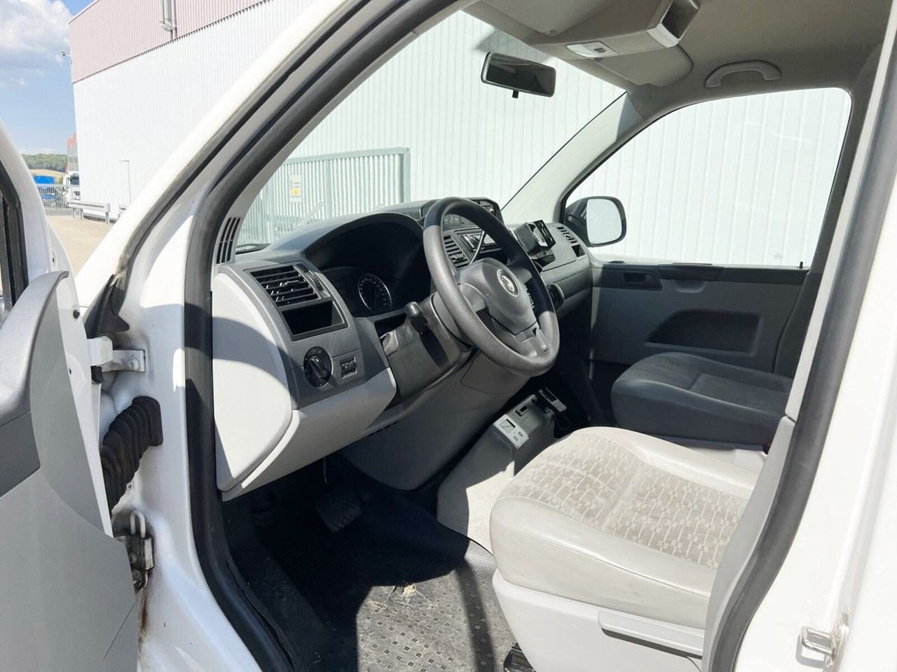 Volkswagen T5 2.0 TDI 4x2 T5 2.0 TDI 4x2, Krankenwagen - Ambulance: afbeelding 3 Volkswagen T5 2.0 TDI 4x2 T5 2.0 TDI 4x2, Krankenwagen - Ambulance: afbeelding 3