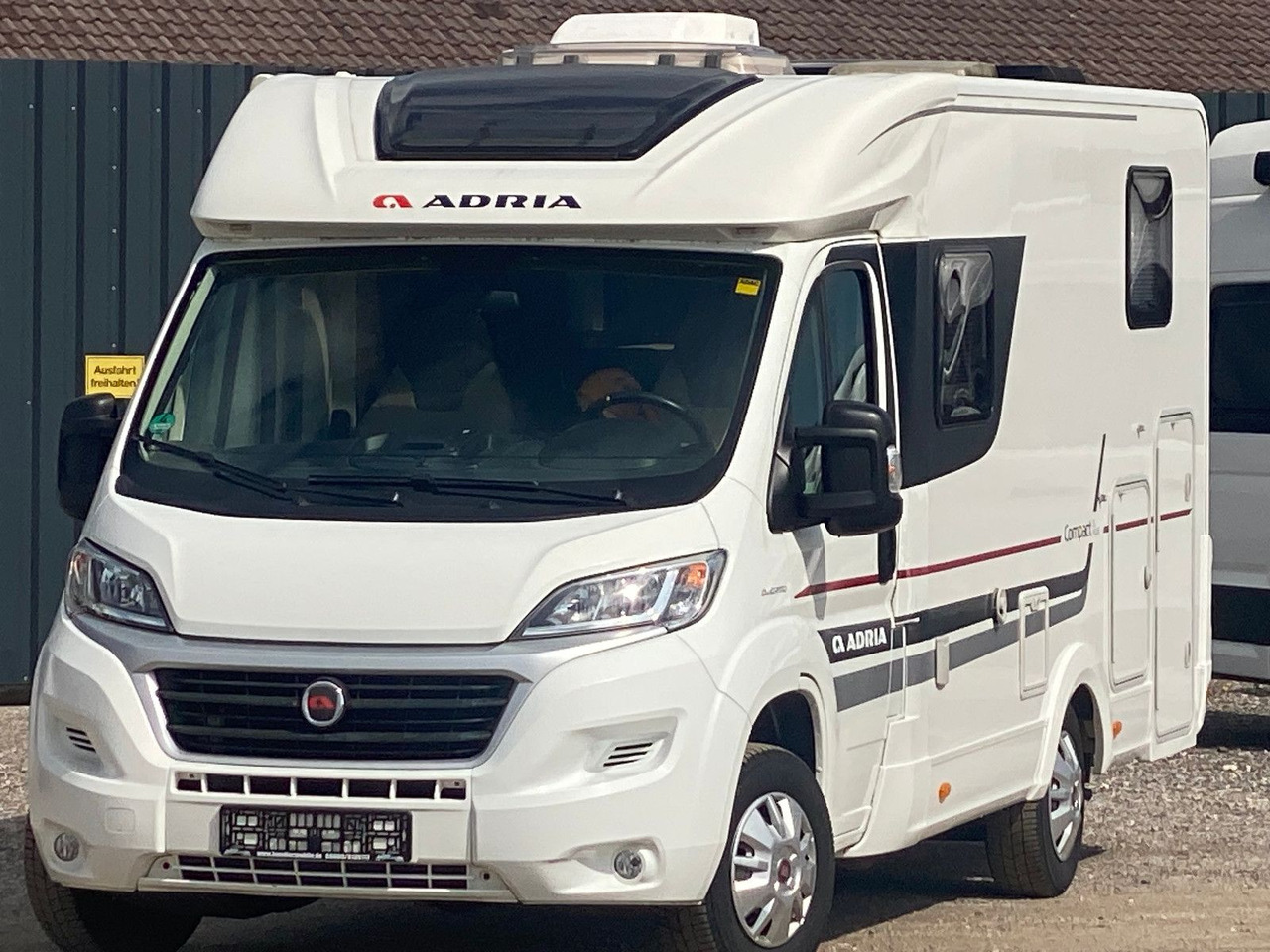 Adria Compact SL - Half integraal camper: afbeelding 4 Adria Compact SL - Half integraal camper: afbeelding 4