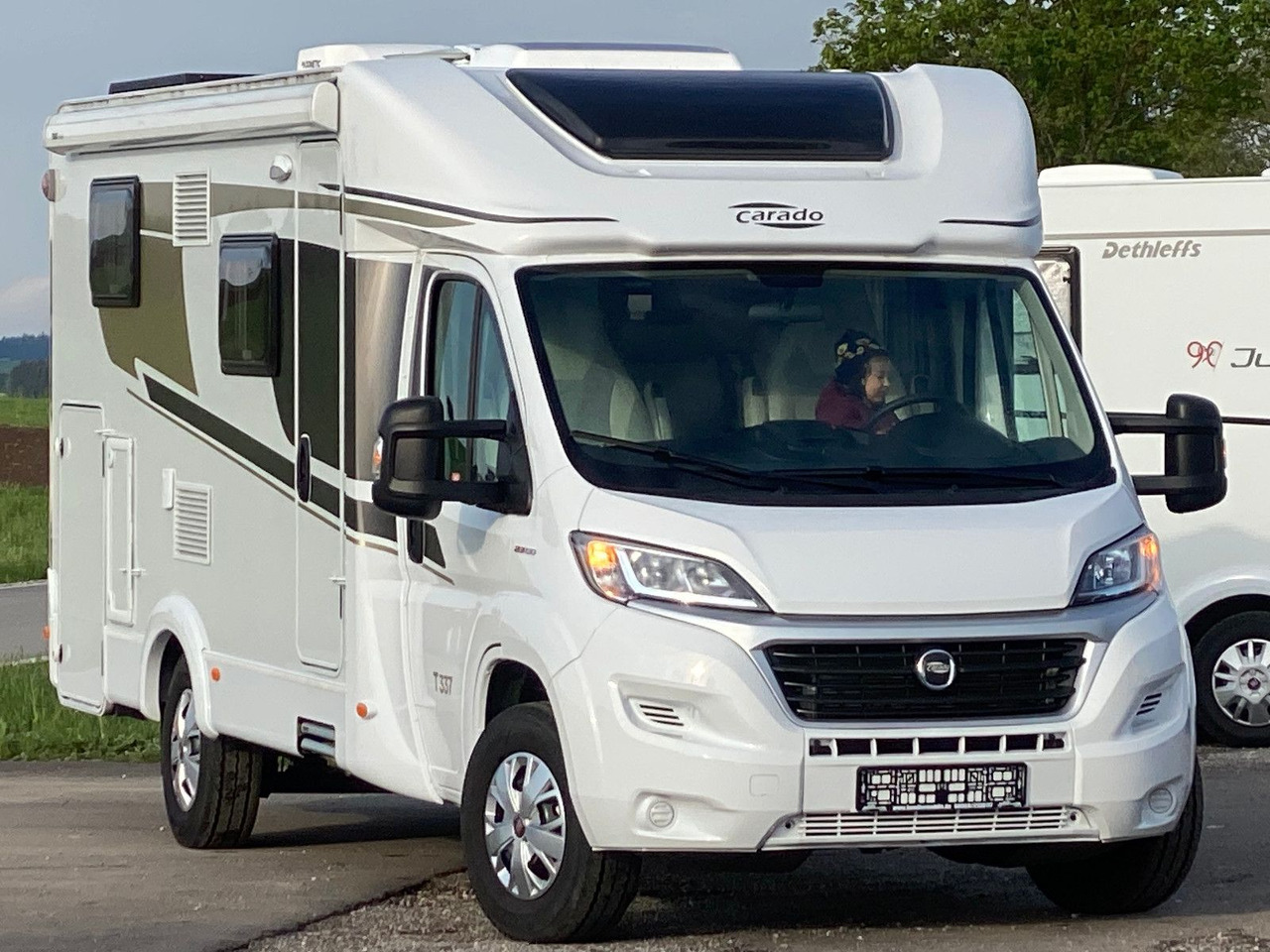 Carado T 337, mit Klima, Solar,SAT,Längsbetten - Half integraal camper: afbeelding 1 Carado T 337, mit Klima, Solar,SAT,Längsbetten - Half integraal camper: afbeelding 1