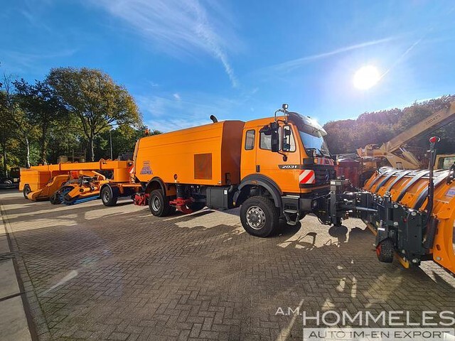 Overaasen RS 200 - Veegwagen: afbeelding 1 Overaasen RS 200 - Veegwagen: afbeelding 1