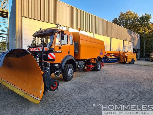 Overaasen RS 200 - Veegwagen: afbeelding 2 Overaasen RS 200 - Veegwagen: afbeelding 2