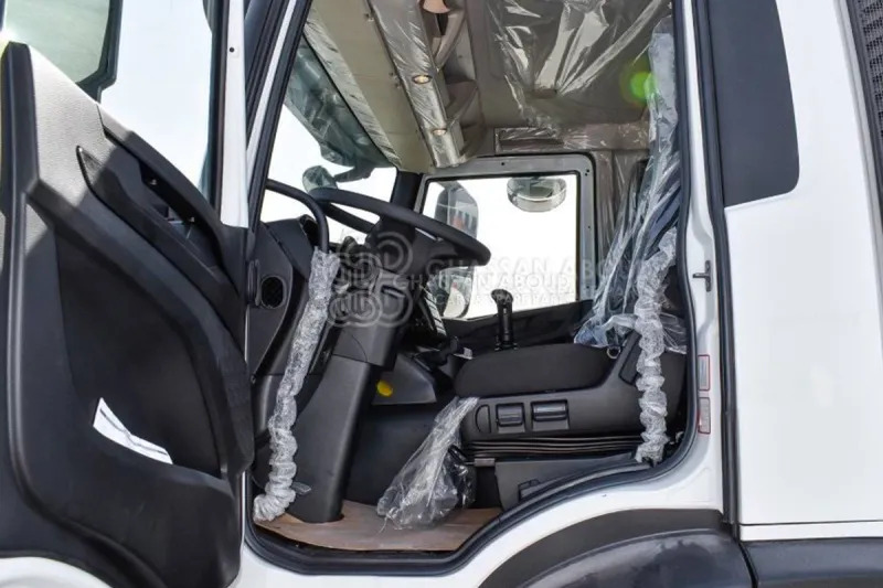 Iveco T-WAY AD380T47H 6x4 R24 Tyres Chassis - Barcelona Stock - Chassis vrachtwagen: afbeelding 4 Iveco T-WAY AD380T47H 6x4 R24 Tyres Chassis - Barcelona Stock - Chassis vrachtwagen: afbeelding 4