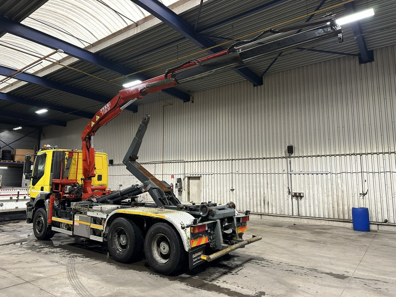 Iveco TRAKKER 350 6x4 HOOKLIFT + CRANE FASSI F120.22 (5/6 F) - *342.000km* - STEEL SPRING / BIG AXLES - AS TRONIC AUTOMATIC GEARBOX - Haakarmsysteem vrachtwagen, Kraanwagen: afbeelding 4 Iveco TRAKKER 350 6x4 HOOKLIFT + CRANE FASSI F120.22 (5/6 F) - *342.000km* - STEEL SPRING / BIG AXLES - AS TRONIC AUTOMATIC GEARBOX - Haakarmsysteem vrachtwagen, Kraanwagen: afbeelding 4