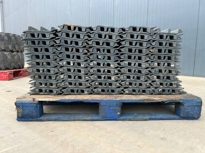 Hyundai R210 / R215 / R220 Shoes 3 Grouser 600mm - Frame/ Chassis voor Bouwmachine: afbeelding 5 Hyundai R210 / R215 / R220 Shoes 3 Grouser 600mm - Frame/ Chassis voor Bouwmachine: afbeelding 5