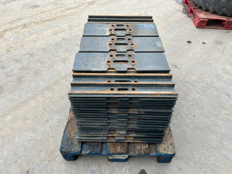 Hyundai R210 / R215 / R220 Shoes 3 Grouser 600mm - Frame/ Chassis voor Bouwmachine: afbeelding 4 Hyundai R210 / R215 / R220 Shoes 3 Grouser 600mm - Frame/ Chassis voor Bouwmachine: afbeelding 4