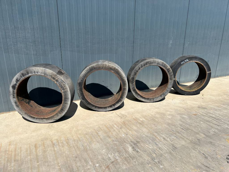 Banden en velgen voor Bouwmachine Solideal 660/250 x 480 Solid Tyres: afbeelding 1