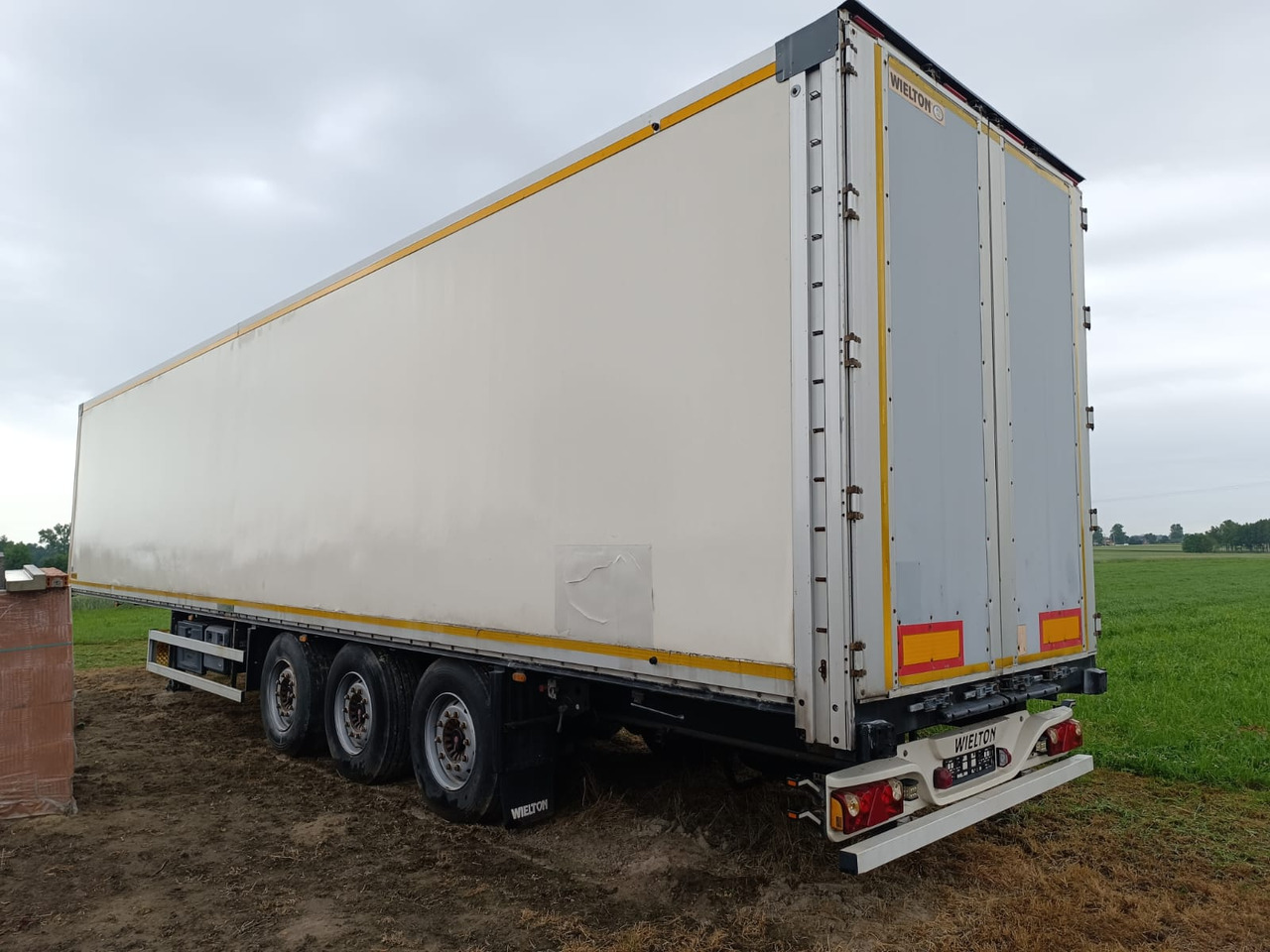 Wielton NS34FT - Gesloten oplegger: afbeelding 2 Wielton NS34FT - Gesloten oplegger: afbeelding 2