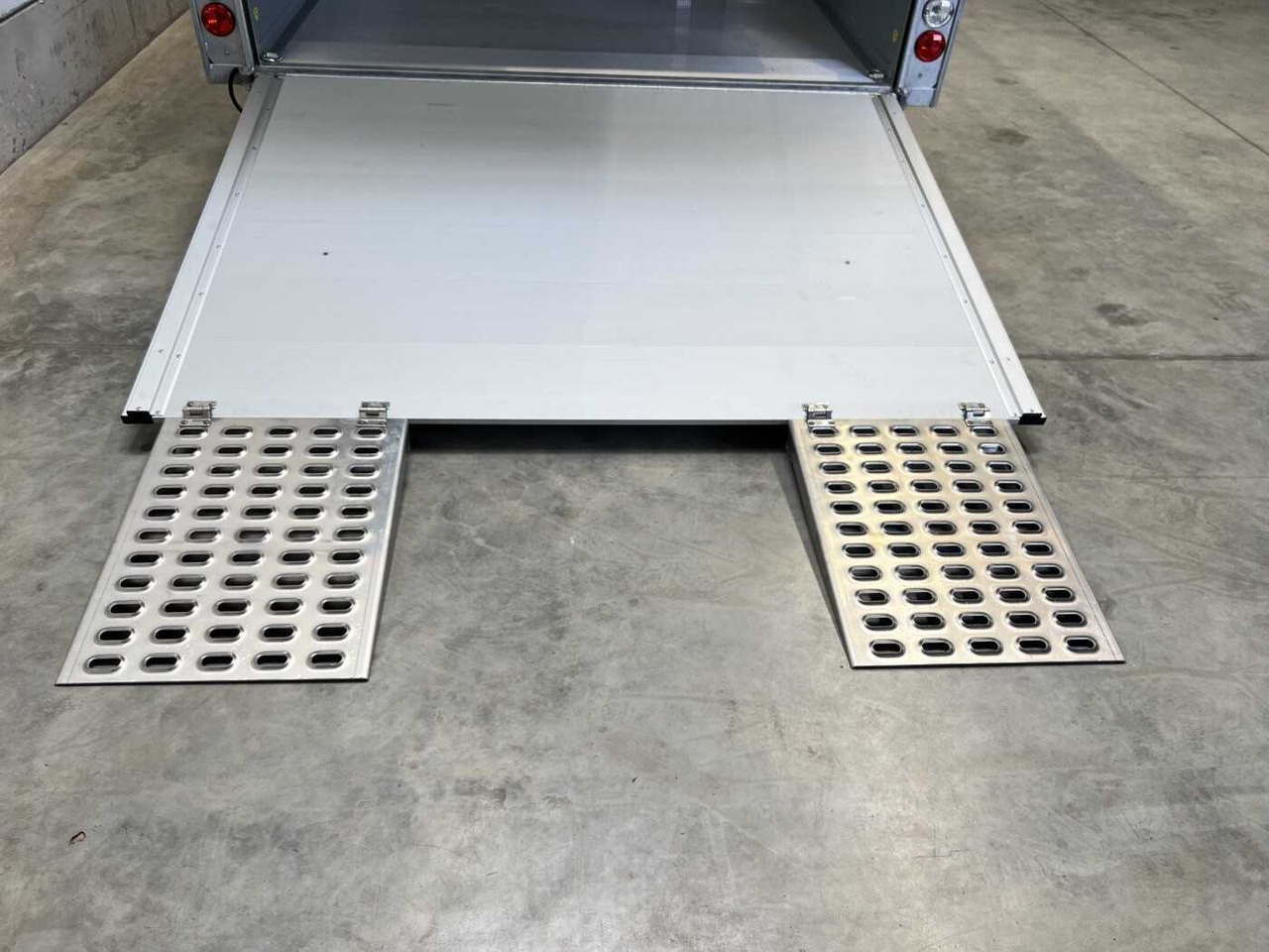 CHEVAL LIBERTE DEBON C1000 Roadster Autotransporter geschlossen - Autotransport aanhangwagen: afbeelding 4 CHEVAL LIBERTE DEBON C1000 Roadster Autotransporter geschlossen - Autotransport aanhangwagen: afbeelding 4