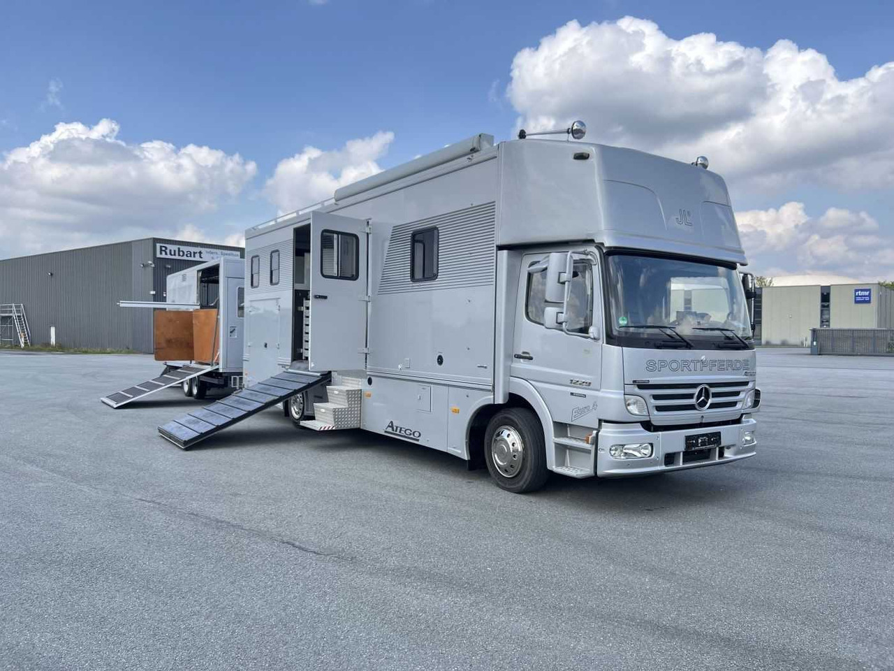 MERCEDES-BENZ Atego 1229 + Anhänger LKW - Paardenvrachtwagen: afbeelding 1 MERCEDES-BENZ Atego 1229 + Anhänger LKW - Paardenvrachtwagen: afbeelding 1