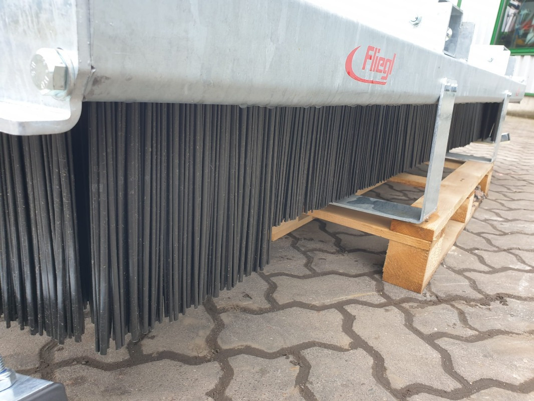 Fliegl Kehrbesen Löwe 2,50m* - Maaimachine: afbeelding 5 Fliegl Kehrbesen Löwe 2,50m* - Maaimachine: afbeelding 5