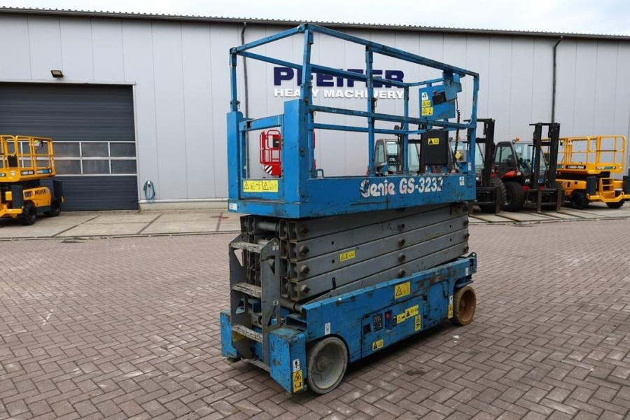 Genie GS3232 Hydraulic Outriggers, Electric, 11.75m Work - Schaarlift: afbeelding 2 Genie GS3232 Hydraulic Outriggers, Electric, 11.75m Work - Schaarlift: afbeelding 2
