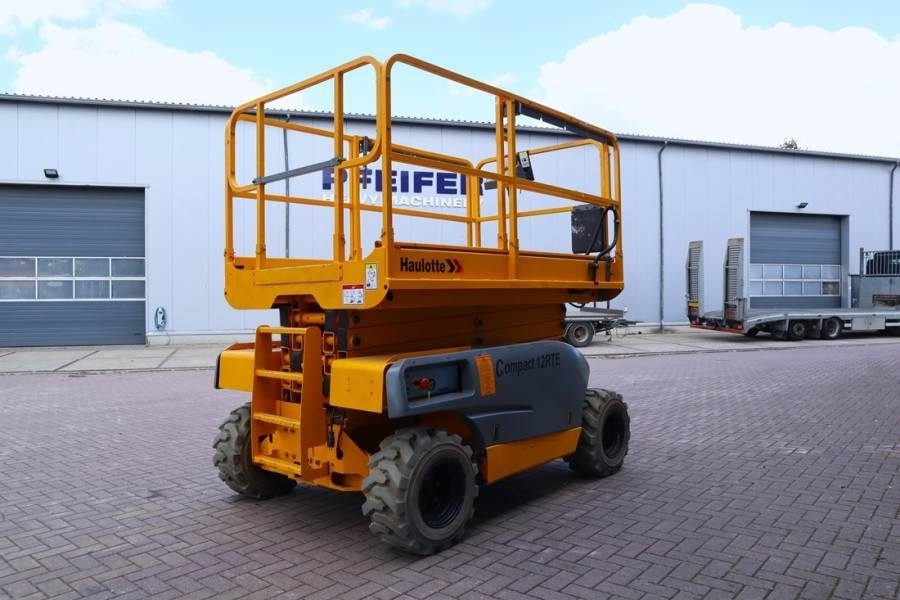 Haulotte Compact 12RTE Electric, 12m Working Height, 450kg - Schaarlift: afbeelding 2 Haulotte Compact 12RTE Electric, 12m Working Height, 450kg - Schaarlift: afbeelding 2