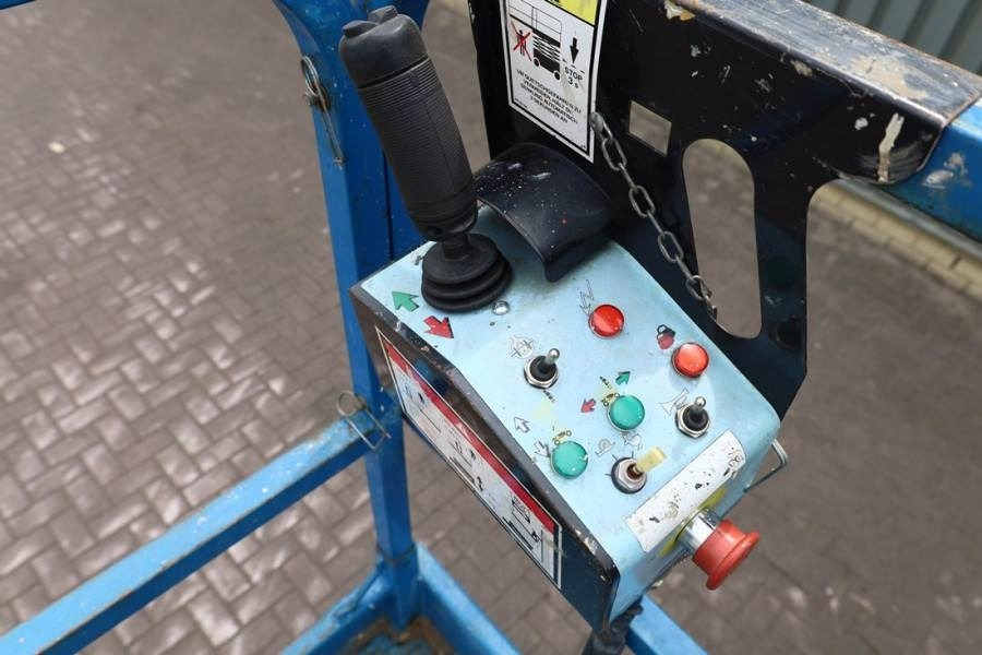 Haulotte Compact 12RTE Electric, 12m Working Height, 450kg - Schaarlift: afbeelding 4 Haulotte Compact 12RTE Electric, 12m Working Height, 450kg - Schaarlift: afbeelding 4