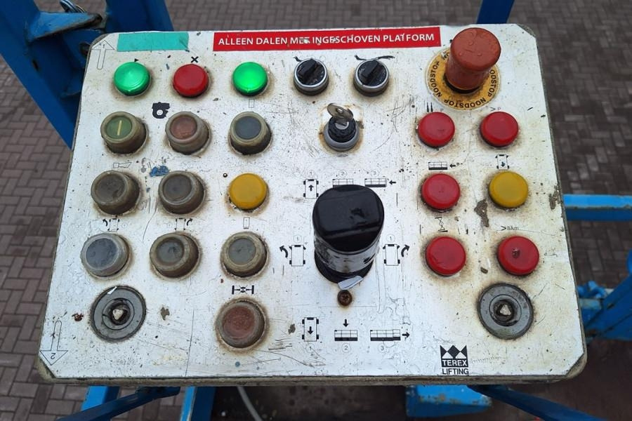 Holland Lift Megastar G300 Diesel, 4x4x4 Drive, 33.5m Working H - Schaarlift: afbeelding 4 Holland Lift Megastar G300 Diesel, 4x4x4 Drive, 33.5m Working H - Schaarlift: afbeelding 4