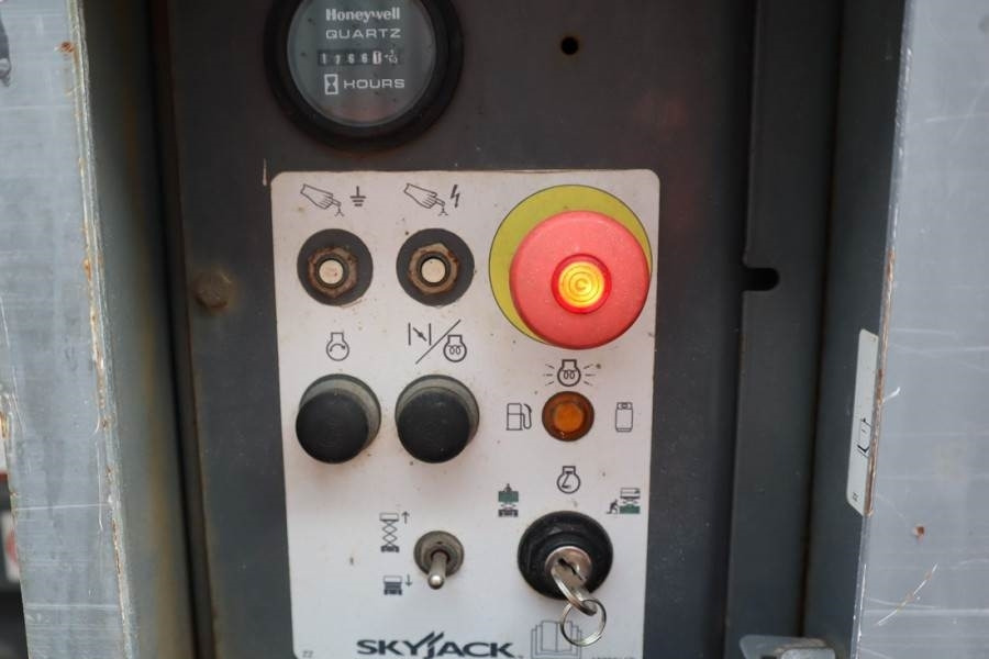SkyJack SJ6826 Diesel, 4x4 Drive, 10m Working Height, 567k - Schaarlift: afbeelding 3 SkyJack SJ6826 Diesel, 4x4 Drive, 10m Working Height, 567k - Schaarlift: afbeelding 3