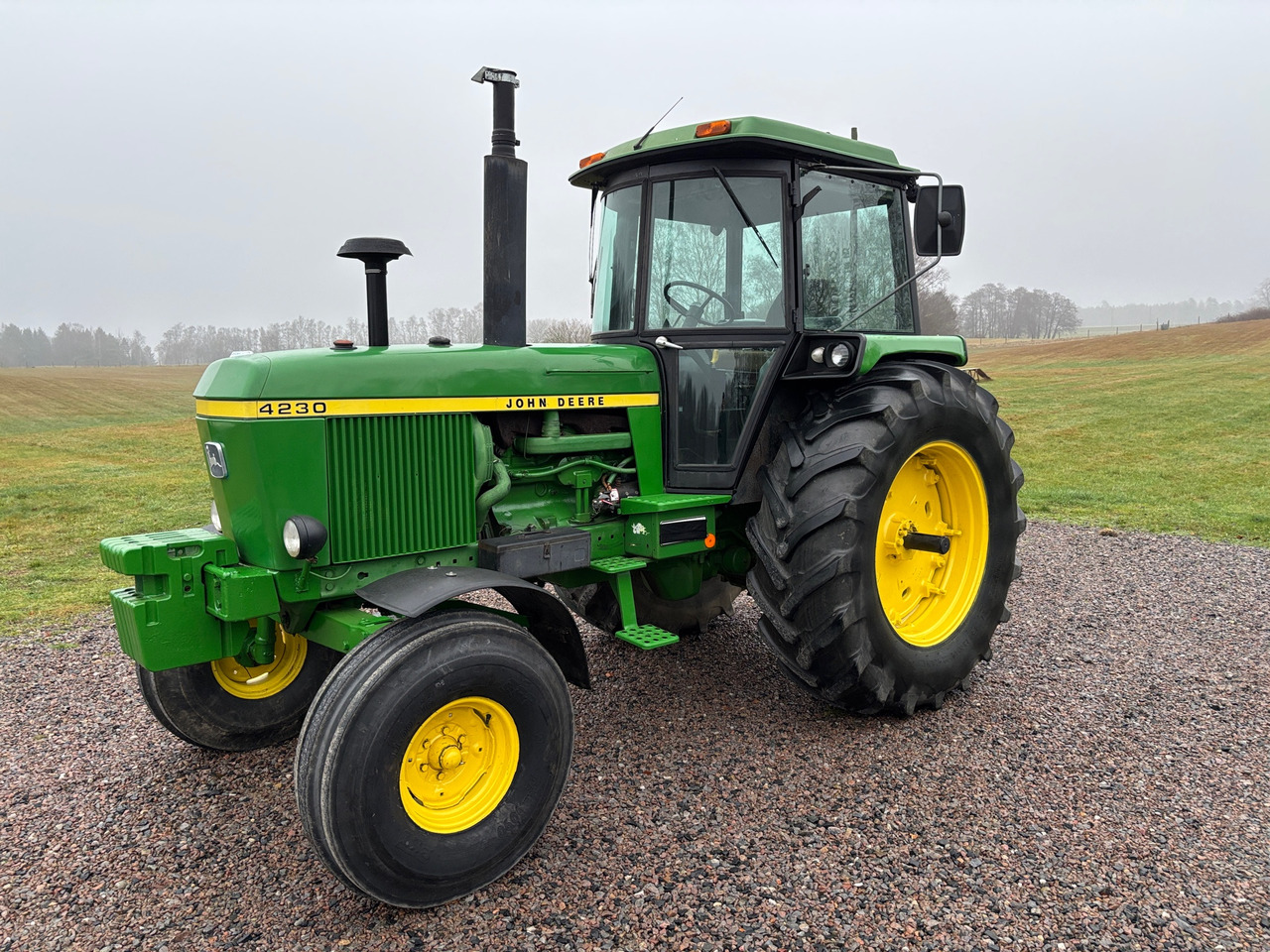 John Deere 4230 - Tractor: afbeelding 1 John Deere 4230 - Tractor: afbeelding 1
