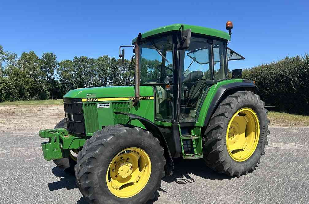 John Deere 6210 - Tractor: afbeelding 1 John Deere 6210 - Tractor: afbeelding 1