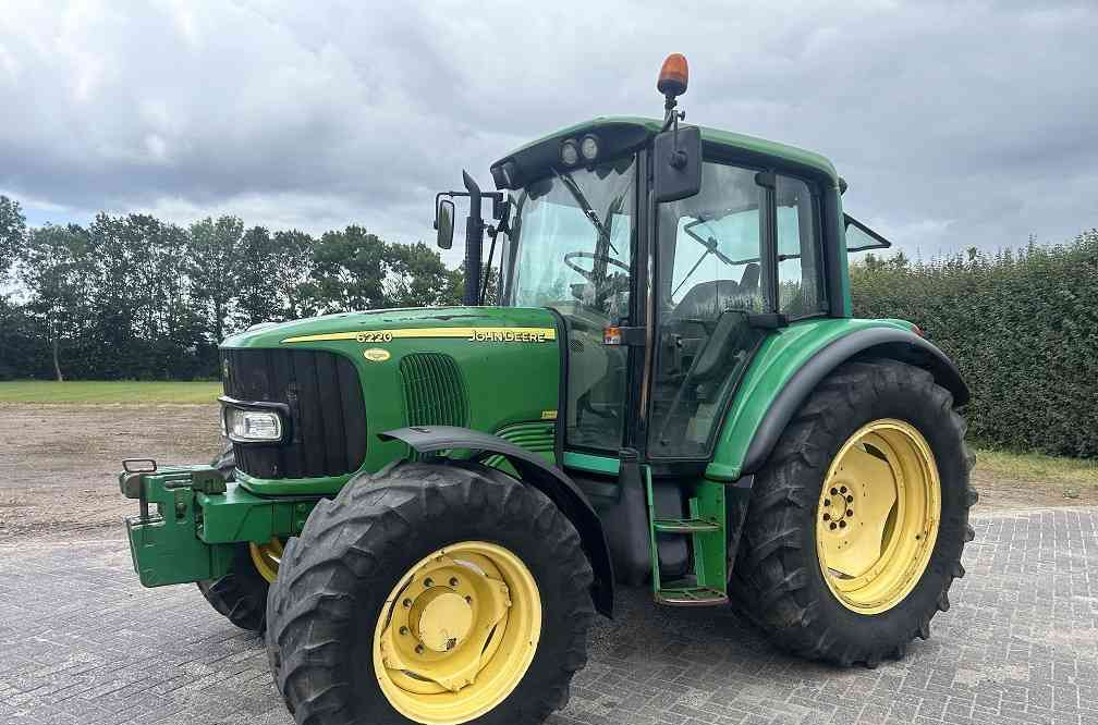 John Deere 6220 premium - Tractor: afbeelding 1 John Deere 6220 premium - Tractor: afbeelding 1