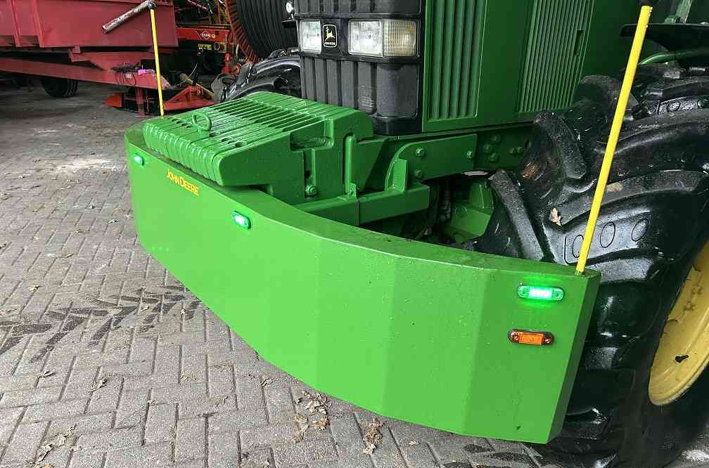 John Deere frontbumper - Bumper voor Landbouwmachine: afbeelding 2 John Deere frontbumper - Bumper voor Landbouwmachine: afbeelding 2