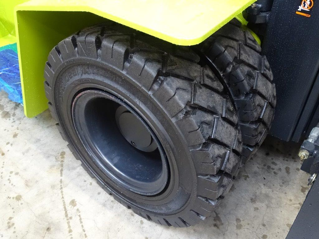 Clark C80D900 - TRIPLEX - NEU - Diesel heftruck: afbeelding 2 Clark C80D900 - TRIPLEX - NEU - Diesel heftruck: afbeelding 2