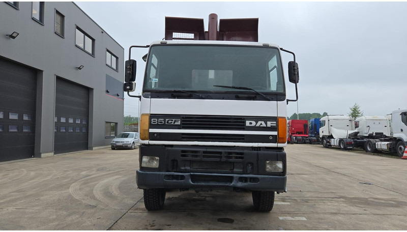 DAF 85 CF 340 (EURO 2 / MANUAL PUMP / STEEL SUSP. / POSSIBLE AS CHASSIS / 8X4) - Kipper vrachtwagen: afbeelding 2 DAF 85 CF 340 (EURO 2 / MANUAL PUMP / STEEL SUSP. / POSSIBLE AS CHASSIS / 8X4) - Kipper vrachtwagen: afbeelding 2