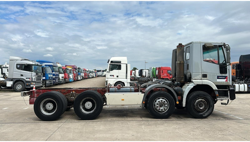Iveco EUROTRAKKER 340 E 34 (POMPE MANUELLE / BOITE MANUELLE / LAMES / GRAND PONT) - Chassis vrachtwagen: afbeelding 3 Iveco EUROTRAKKER 340 E 34 (POMPE MANUELLE / BOITE MANUELLE / LAMES / GRAND PONT) - Chassis vrachtwagen: afbeelding 3