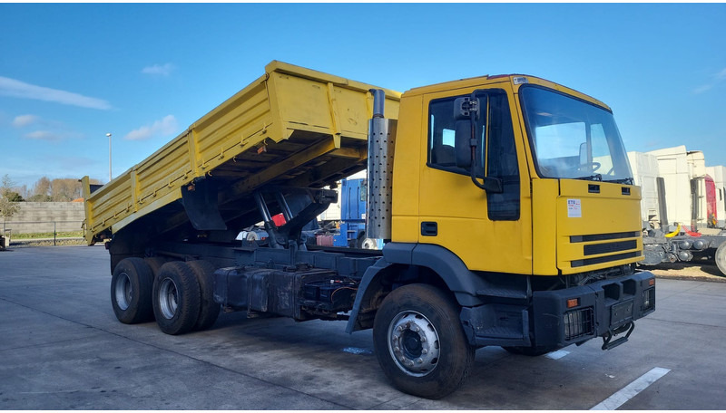 Iveco Eurocargo 260 E 27 (SUSPENSION LAMES / STEEL SUSPENSION / 6X4) - Kipper vrachtwagen: afbeelding 3 Iveco Eurocargo 260 E 27 (SUSPENSION LAMES / STEEL SUSPENSION / 6X4) - Kipper vrachtwagen: afbeelding 3