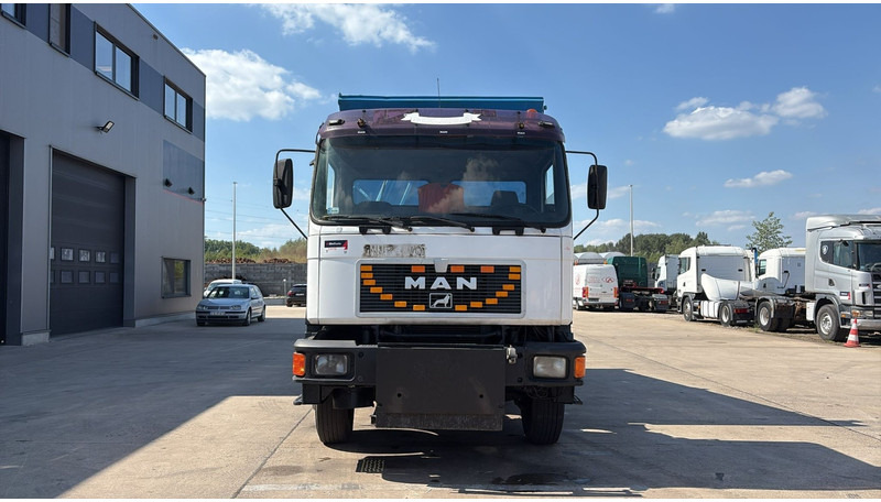 MAN 26.322 (MANUAL PUMP / POMPE MANUELLE / LAMES / GRAND PONT / BIG AXLE) - Kipper vrachtwagen: afbeelding 2 MAN 26.322 (MANUAL PUMP / POMPE MANUELLE / LAMES / GRAND PONT / BIG AXLE) - Kipper vrachtwagen: afbeelding 2